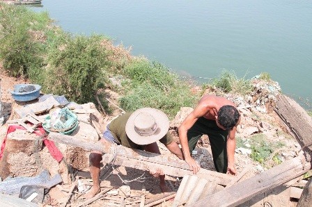 Cứu trợ khẩn cấp cho Việt kiều tại Campuchia mất nhà vì sạt lở đất - ảnh 3